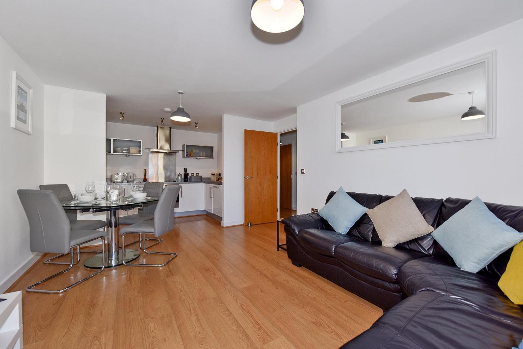 The Vizion Serviced Apartments From Pincott Properties - Free Parking, Private Balcony, And Wifi 米尔顿凯恩斯 外观 照片