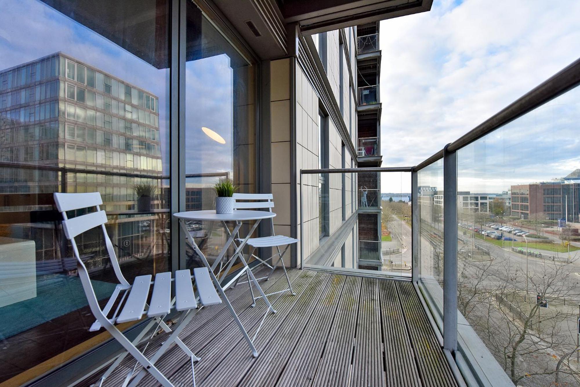 The Vizion Serviced Apartments From Pincott Properties - Free Parking, Private Balcony, And Wifi 米尔顿凯恩斯 外观 照片