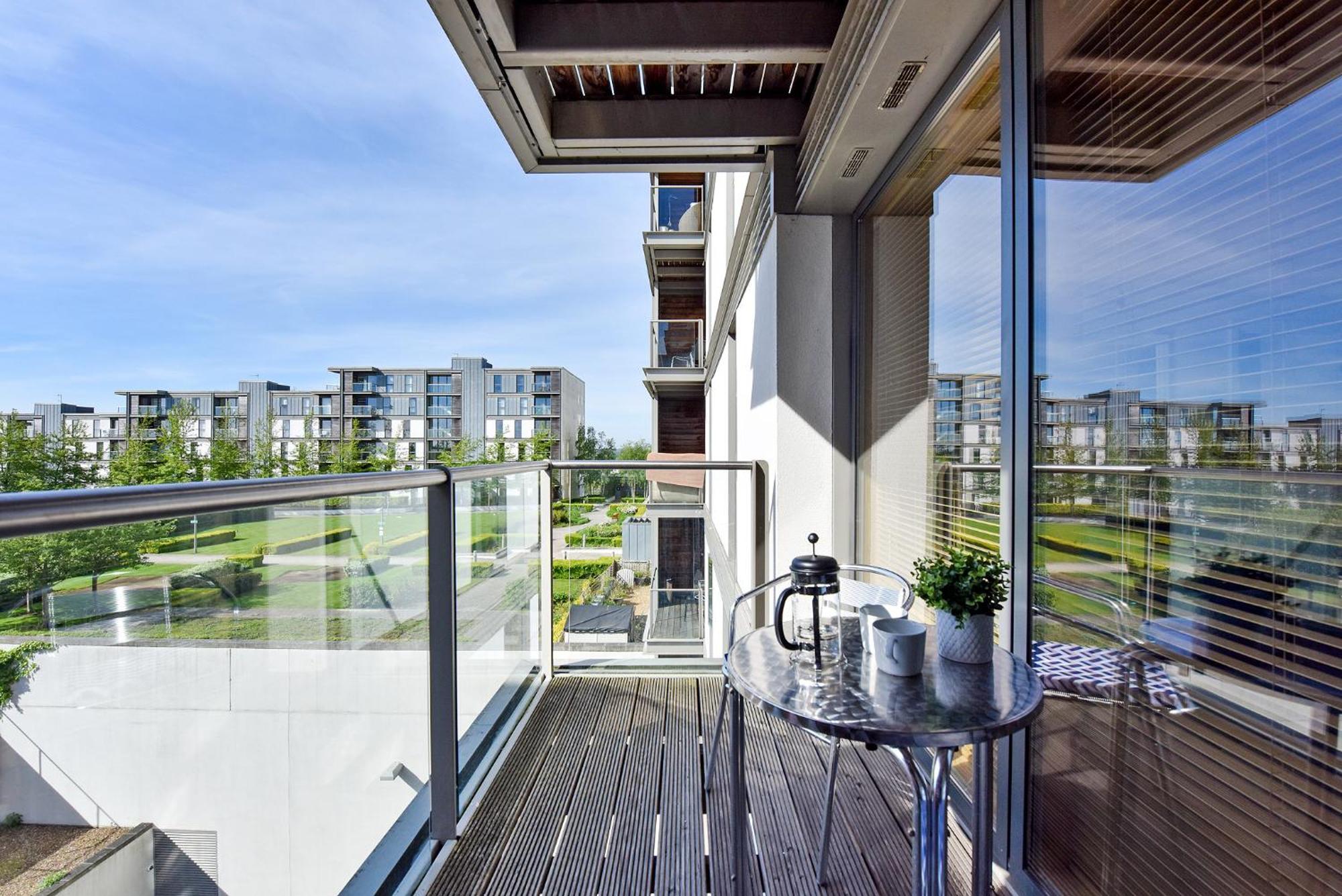 The Vizion Serviced Apartments From Pincott Properties - Free Parking, Private Balcony, And Wifi 米尔顿凯恩斯 外观 照片