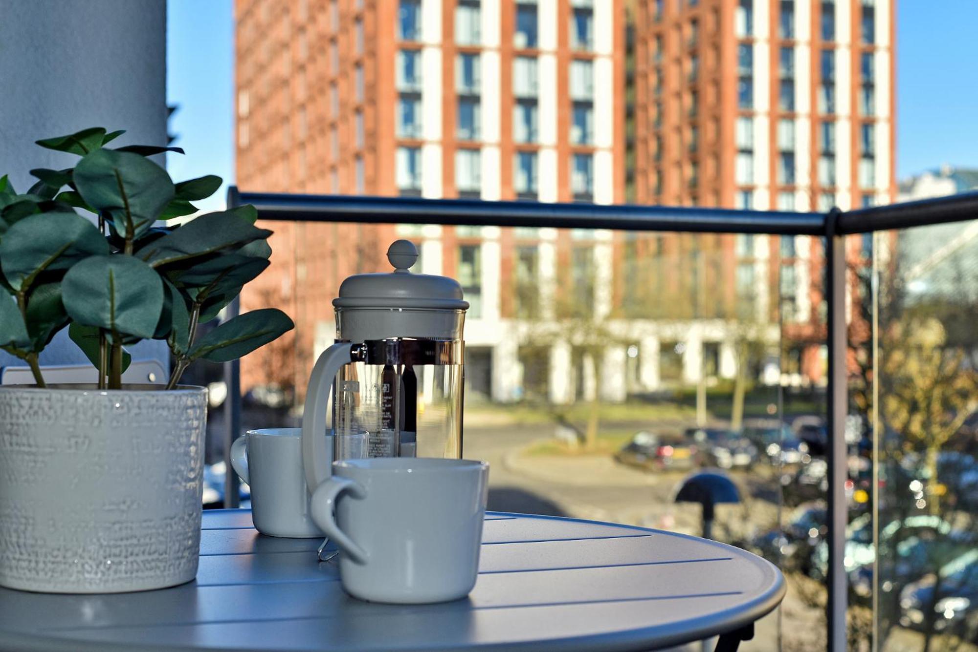 The Vizion Serviced Apartments From Pincott Properties - Free Parking, Private Balcony, And Wifi 米尔顿凯恩斯 客房 照片