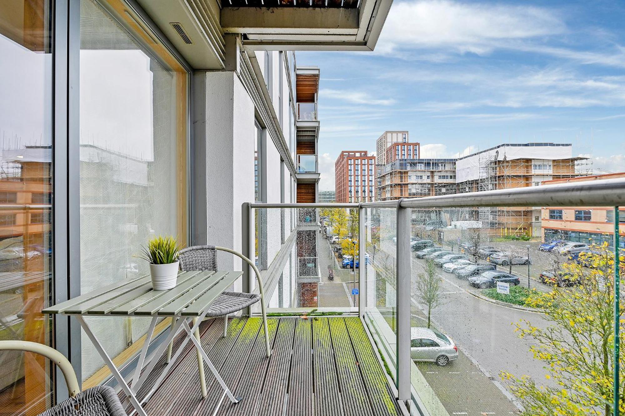 The Vizion Serviced Apartments From Pincott Properties - Free Parking, Private Balcony, And Wifi 米尔顿凯恩斯 外观 照片